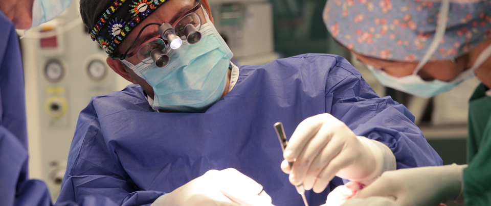 Доктор Аарон Амир во время операции